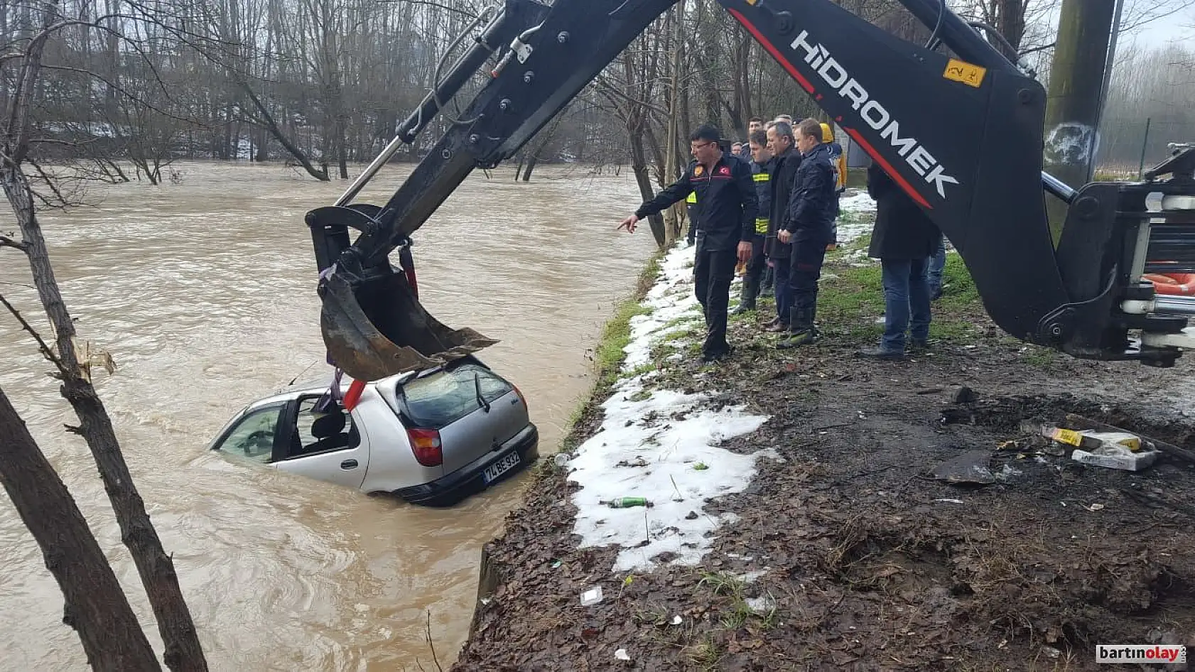 Otomobil suya gömüldü