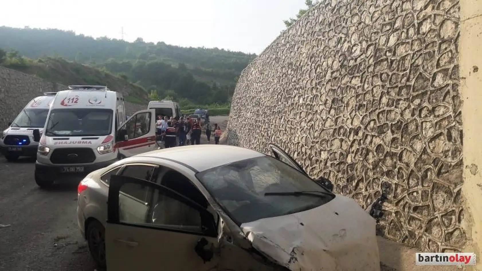 Otomobil üst geçitten aşağıya düştü 