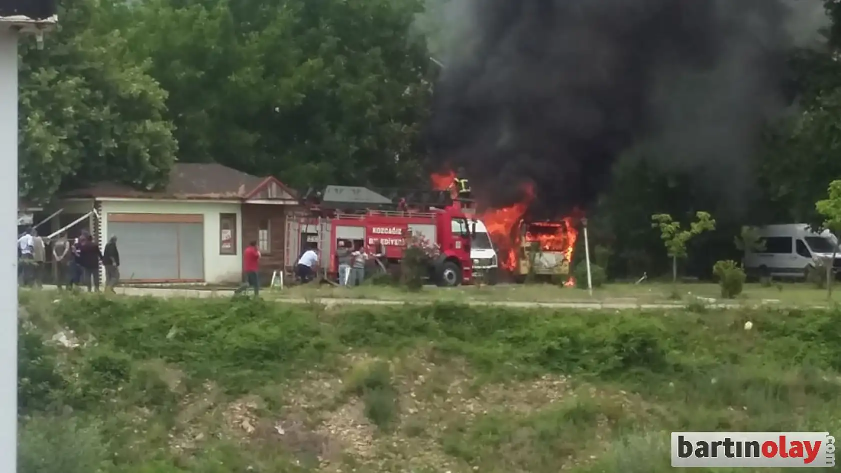 Park halindeki 2 minibüs yandı