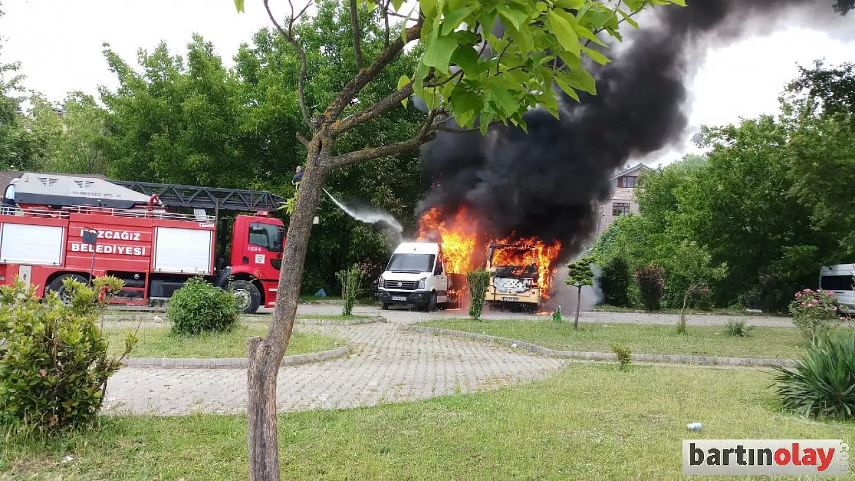 Park halindeki 2 minibüs yandı
