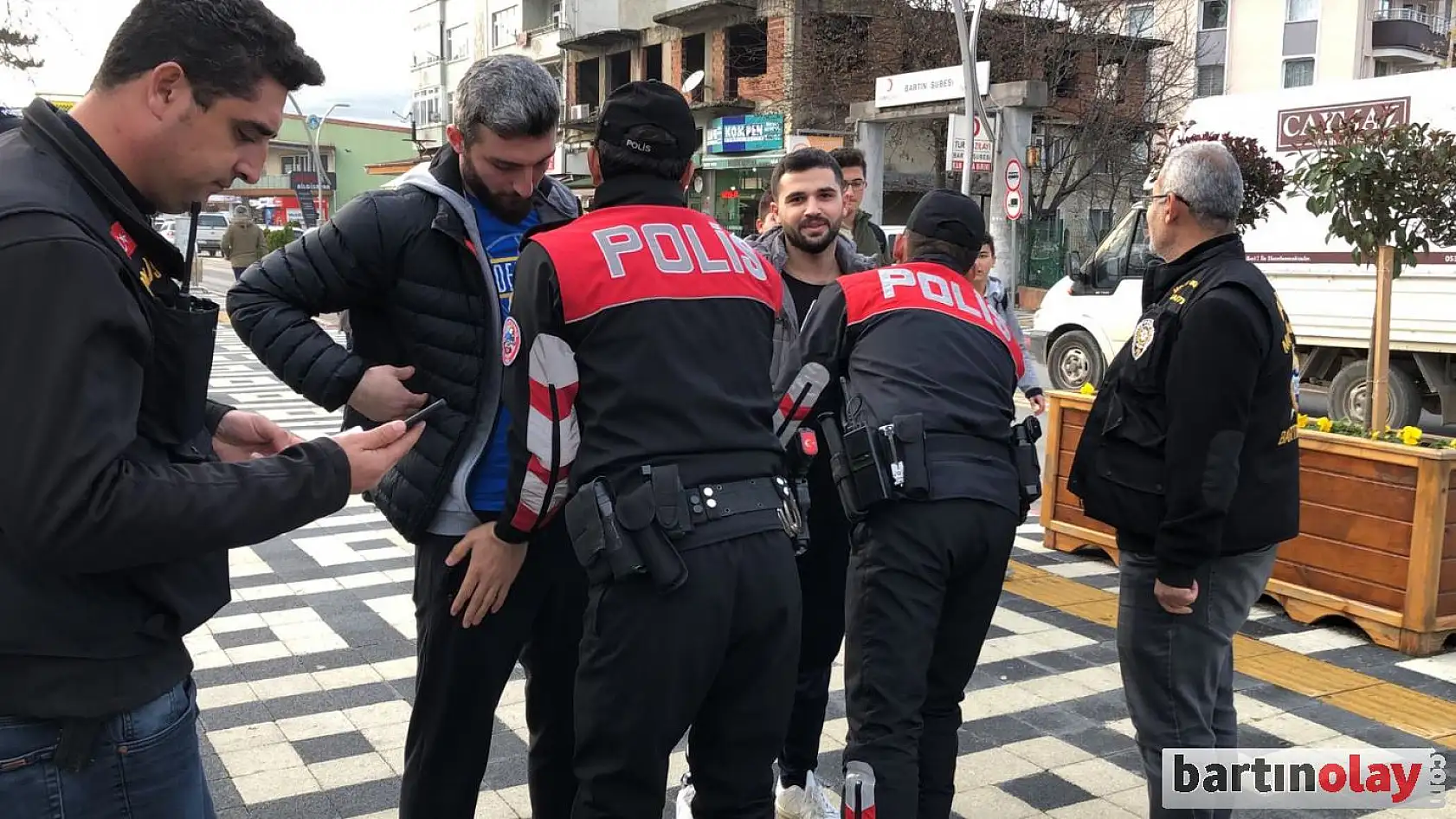 Polisten okul çevresinde sıkı denetim