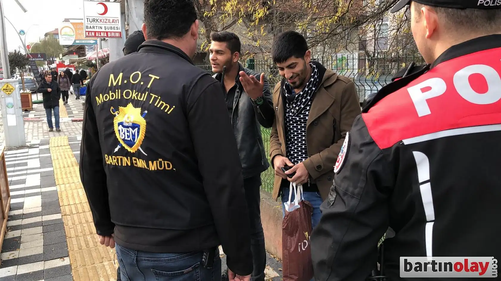 Polisten okul çevresinde sıkı denetim