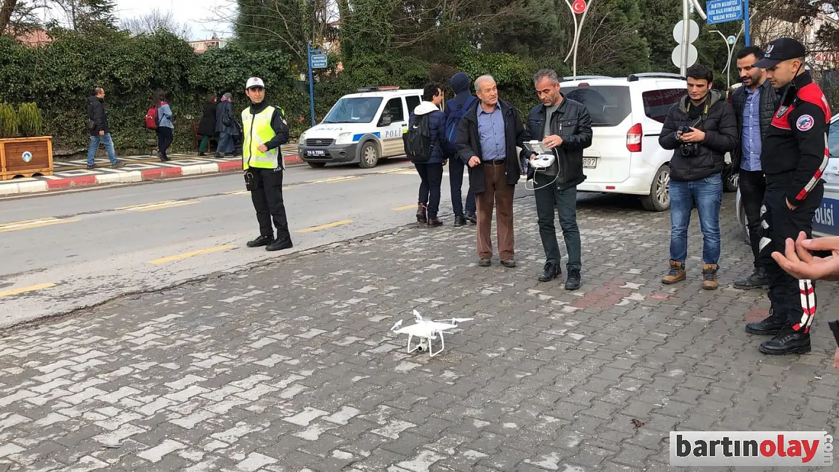 Polisten okul çevresinde sıkı denetim