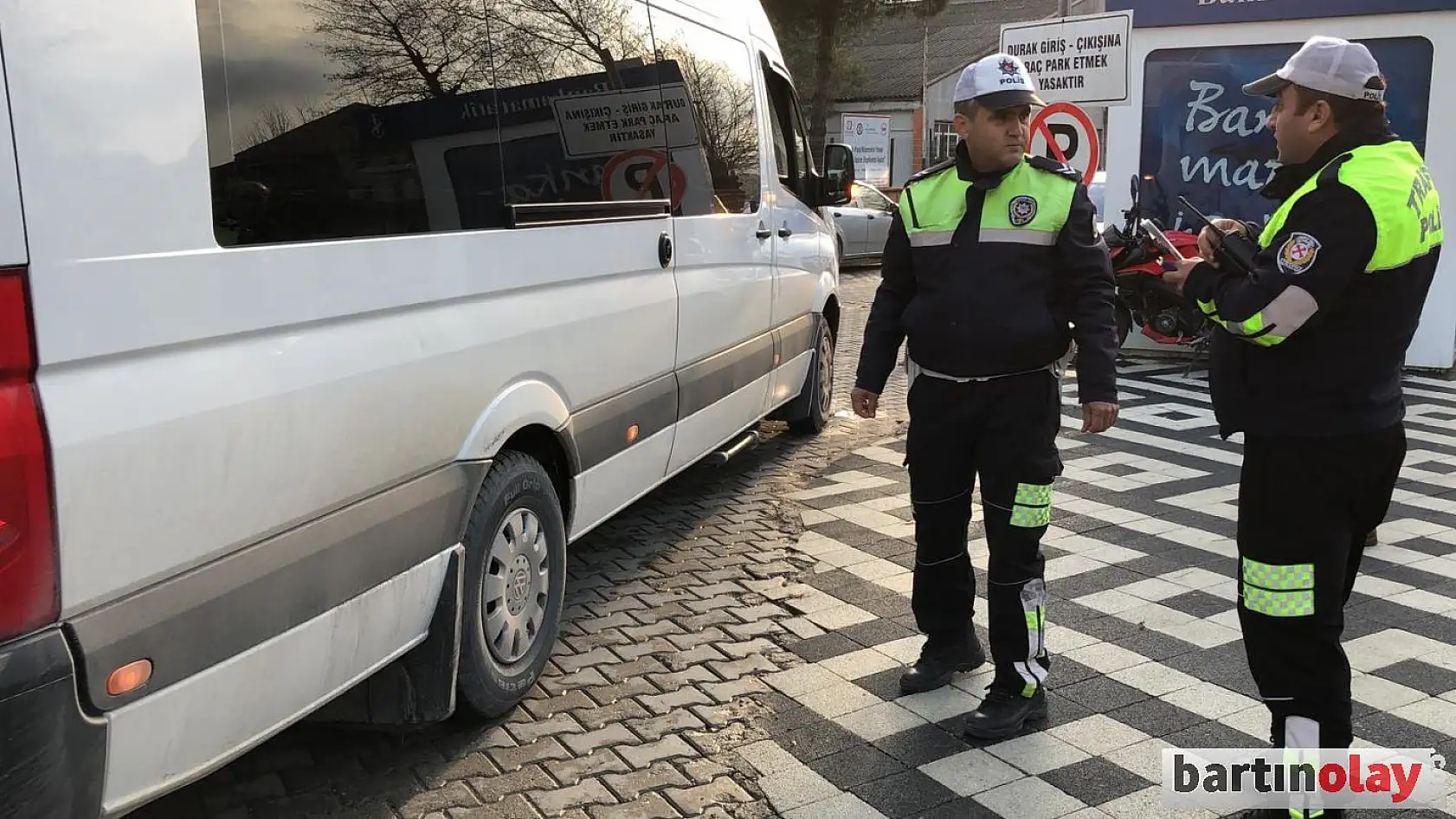 Polisten okul çevresinde sıkı denetim