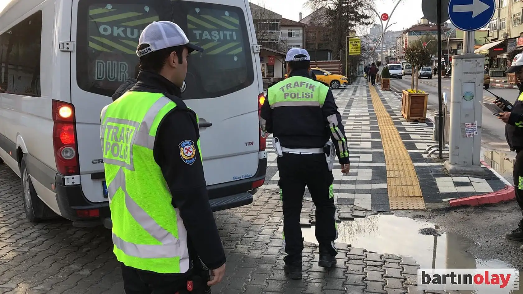 Polisten okul çevresinde sıkı denetim