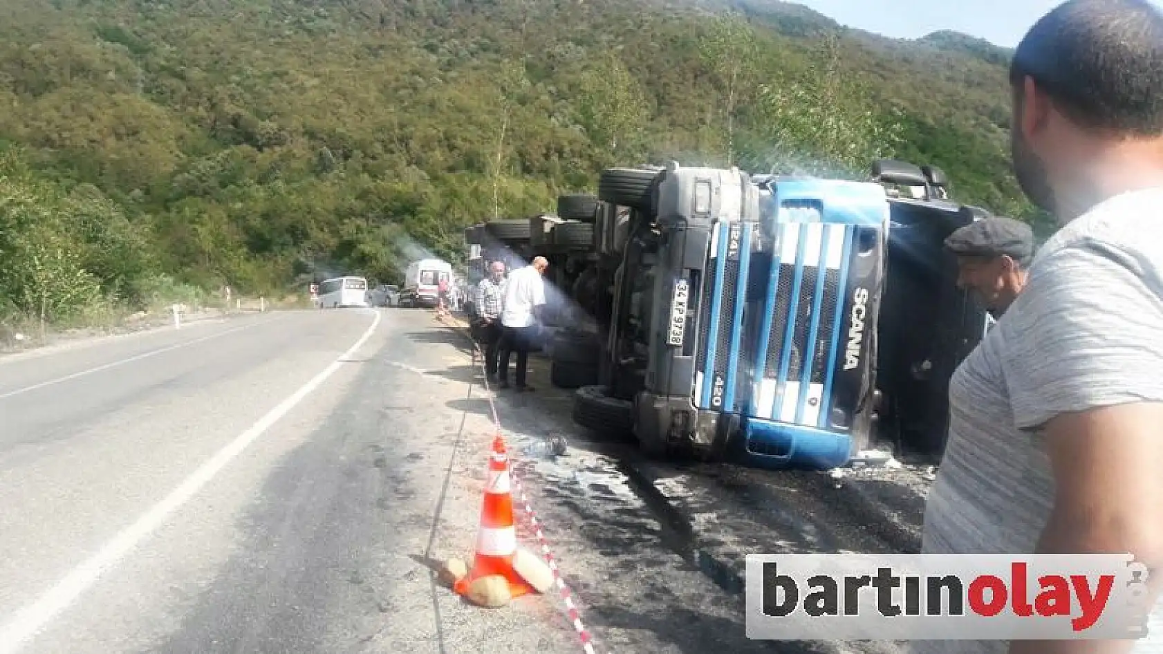 Saman yüklü tır devrildi