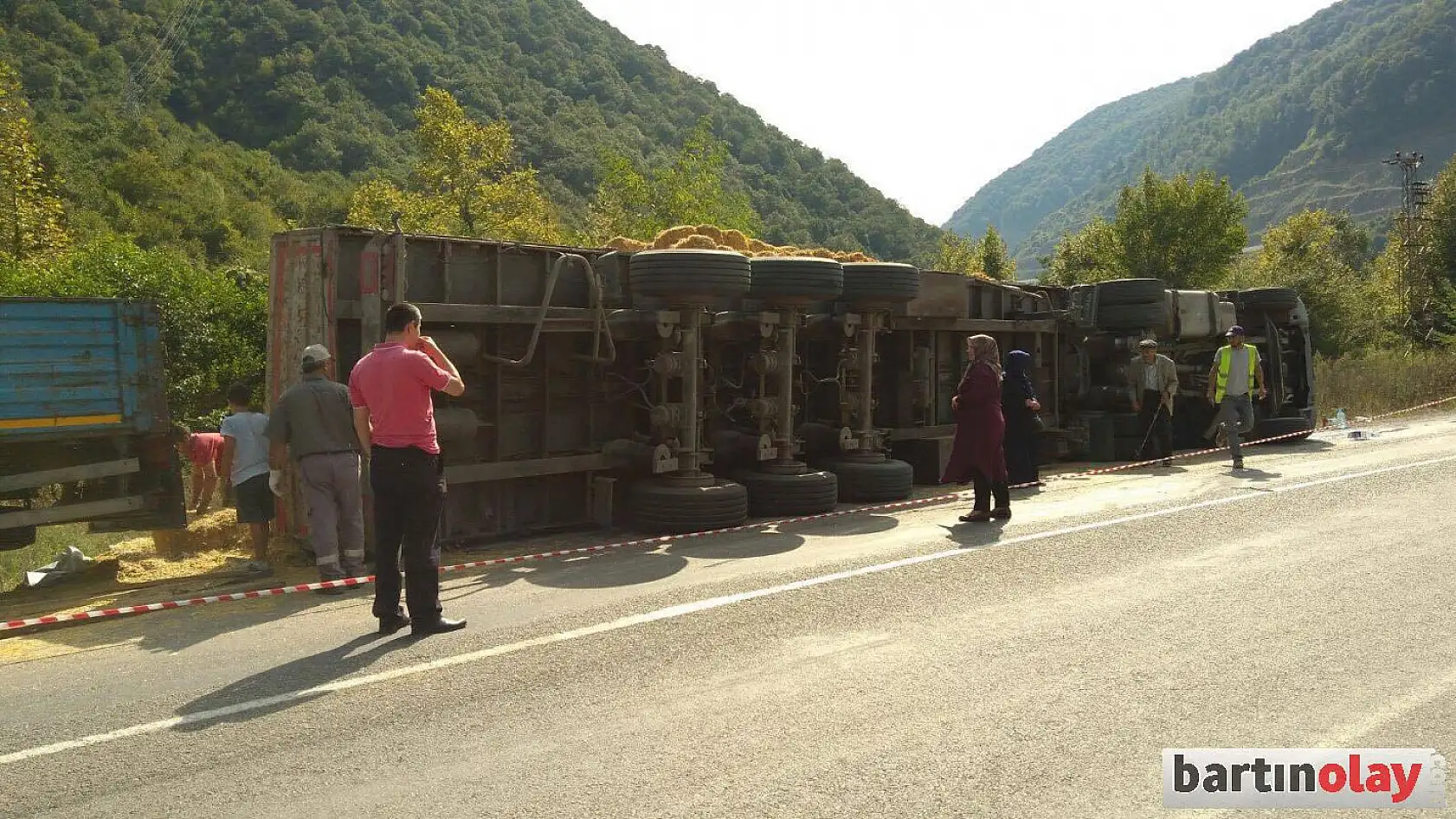 Saman yüklü tır devrildi