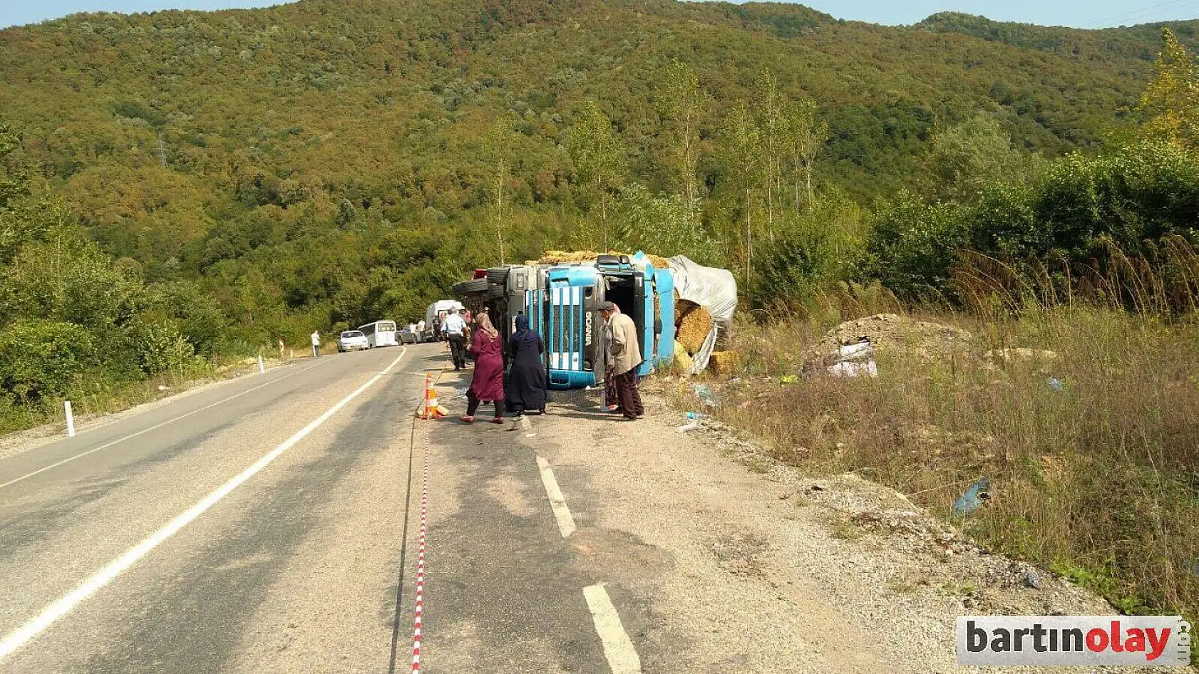 Saman yüklü tır devrildi