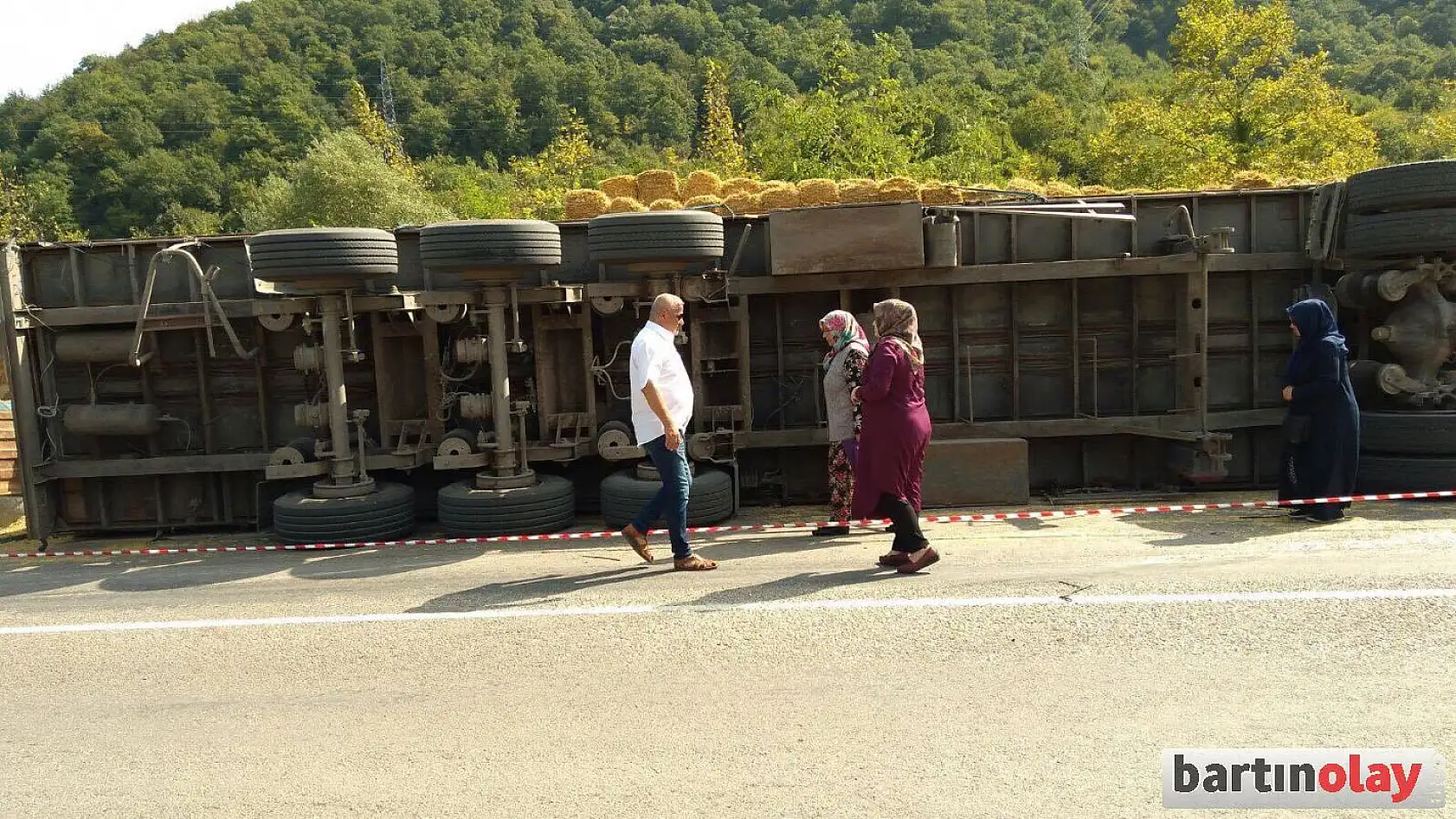 Saman yüklü tır devrildi