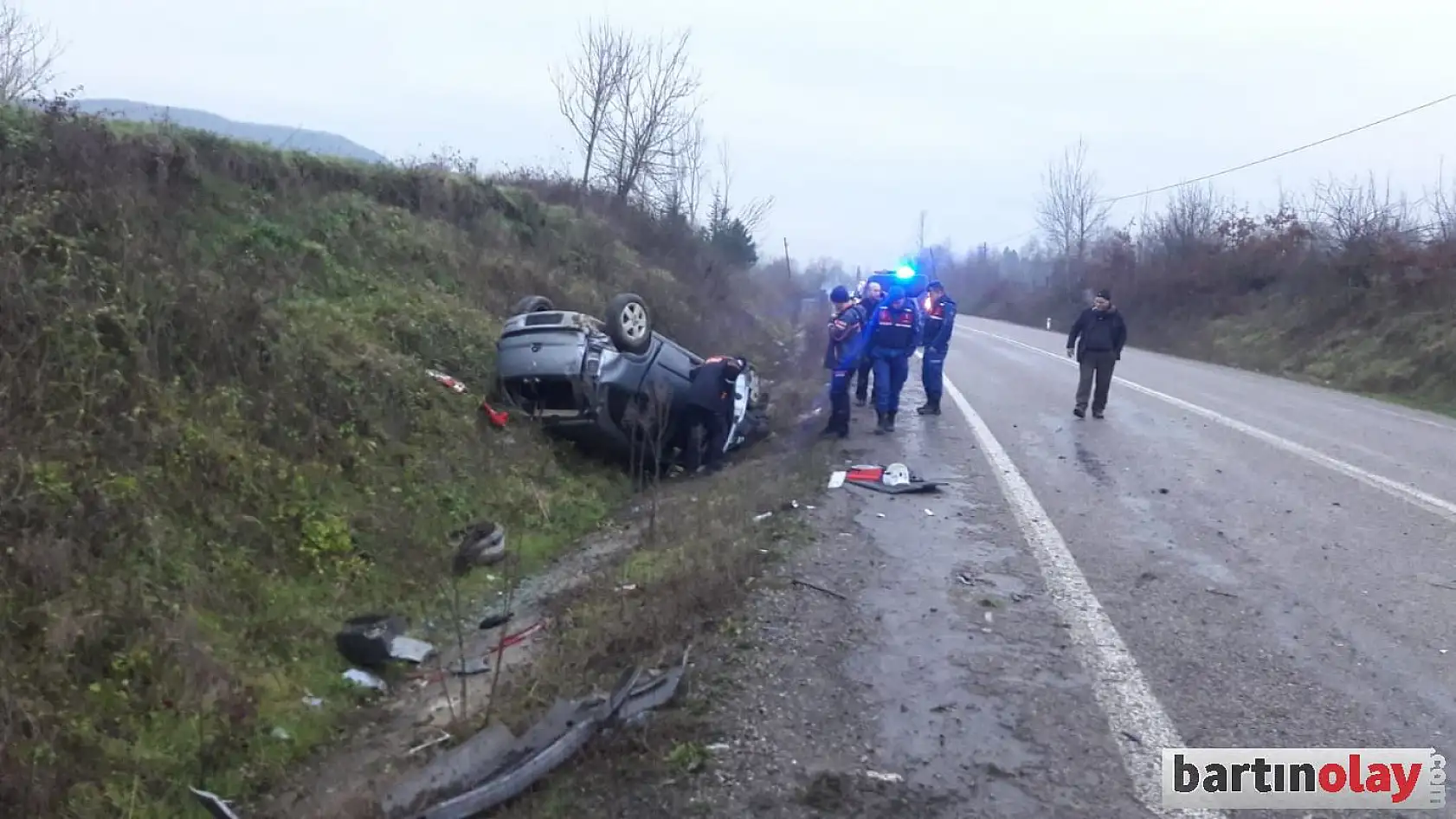 Şarampole yuvarlanıp ters döndü