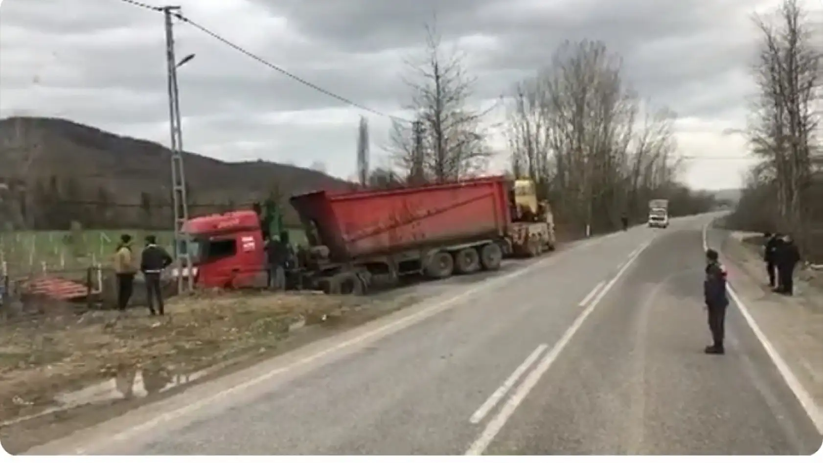 Yoldan çıkan tır kaza yaptı