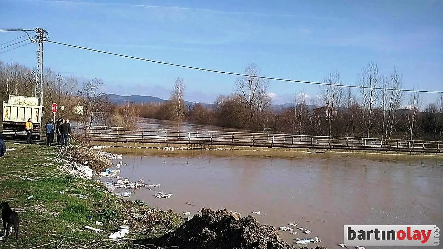 Sular yükseldi, köprü ulaşıma kapandı