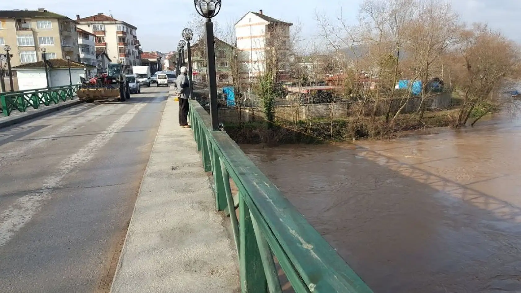 Sular yükseldi, köprü ulaşıma kapandı