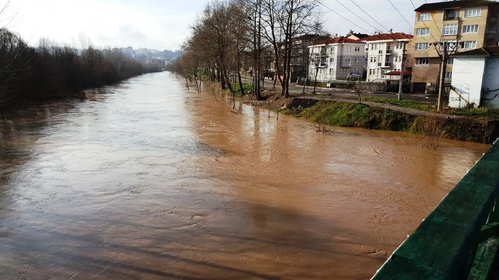 Sular yükseldi, köprü ulaşıma kapandı