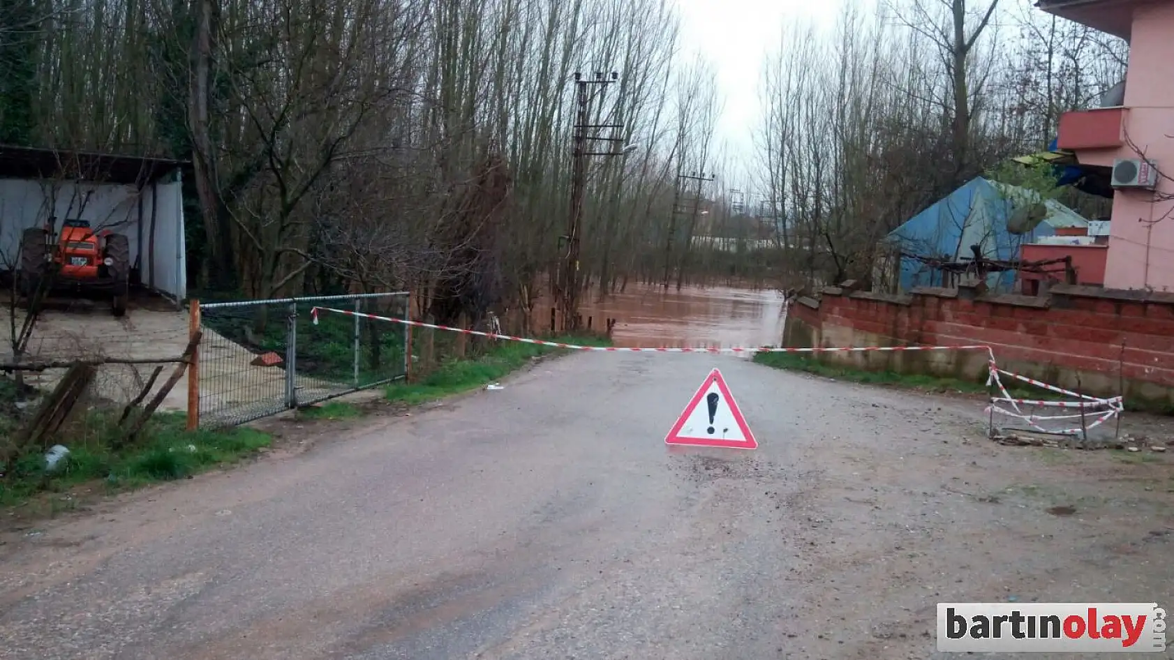 Sular yükseldi, köprü ulaşıma kapandı