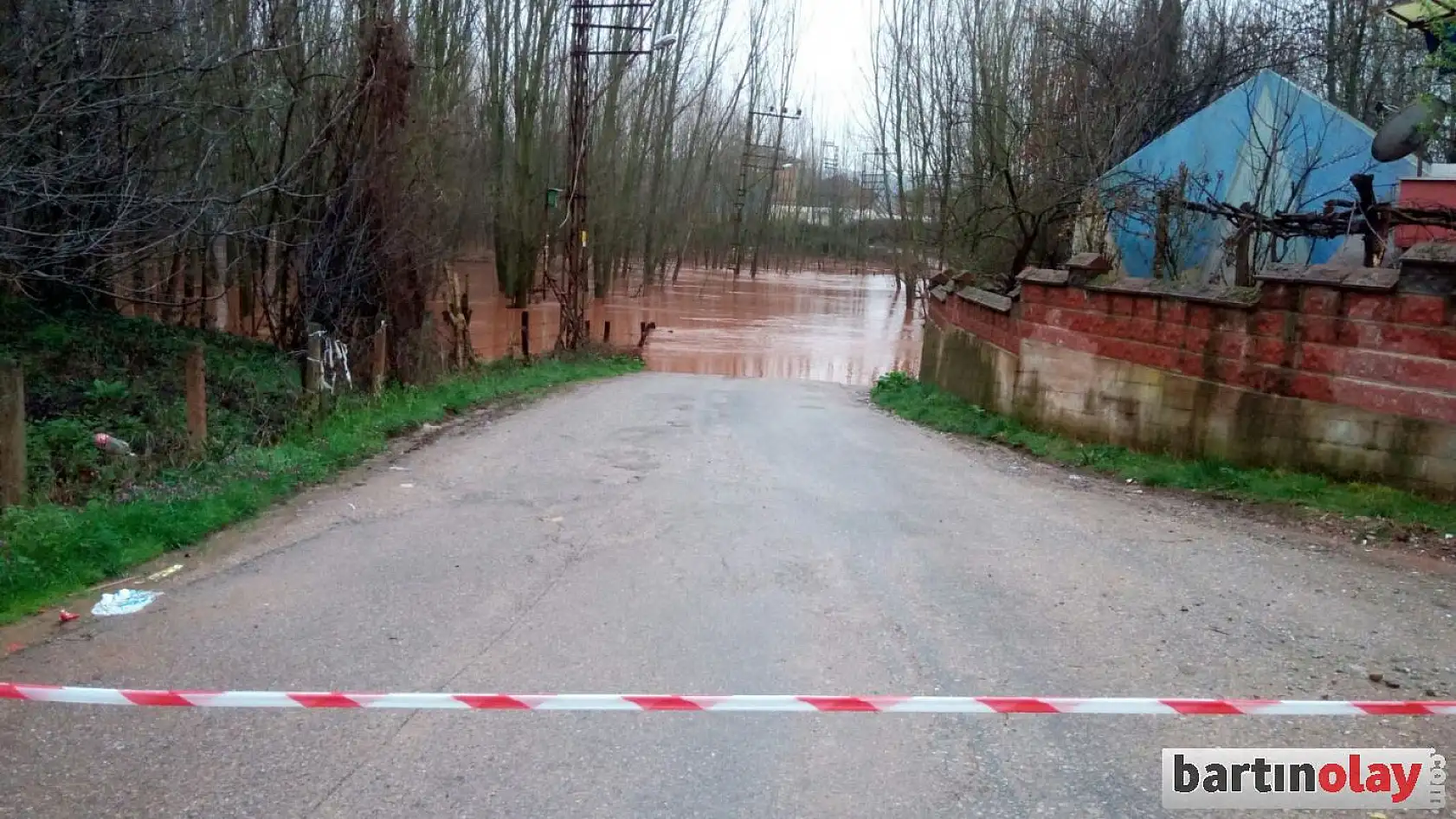 Sular yükseldi, köprü ulaşıma kapandı
