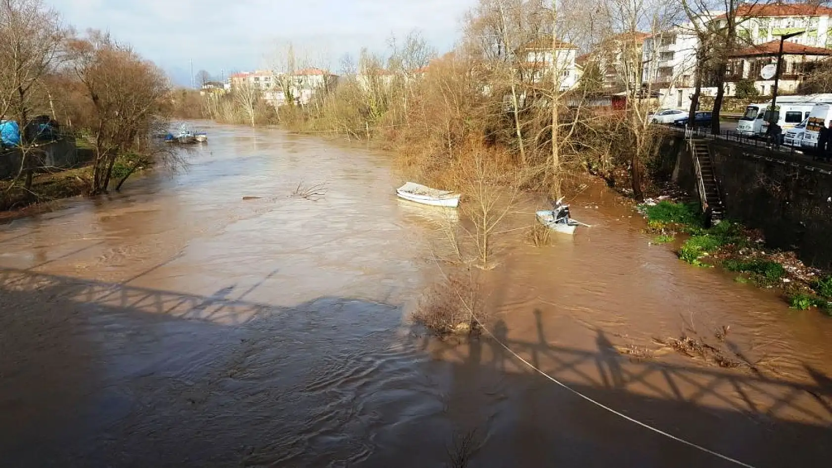 Sular yükseldi, köprü ulaşıma kapandı
