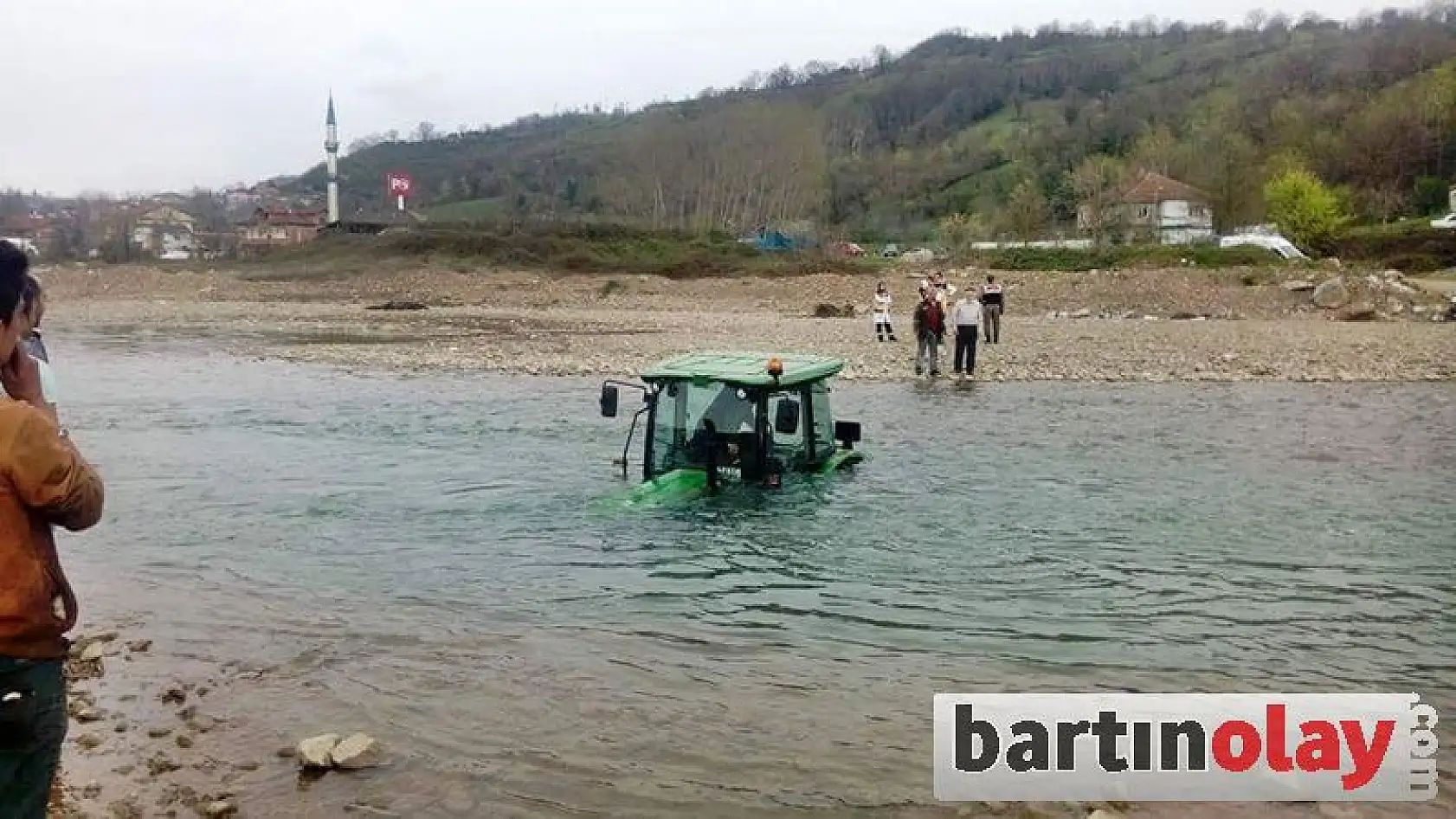 Sulara Gömülen Traktör Böyle Kurtarıldı
