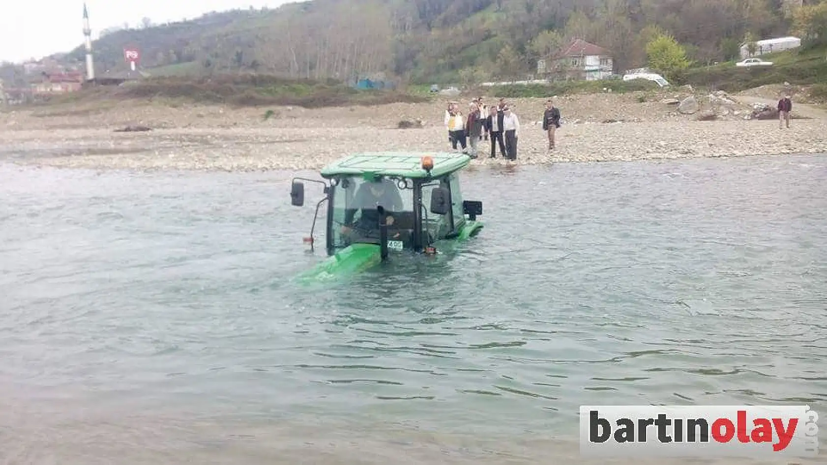 Sulara Gömülen Traktör Böyle Kurtarıldı