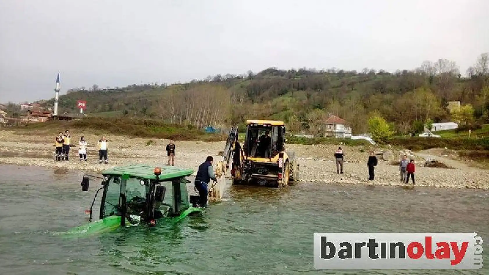 Sulara Gömülen Traktör Böyle Kurtarıldı