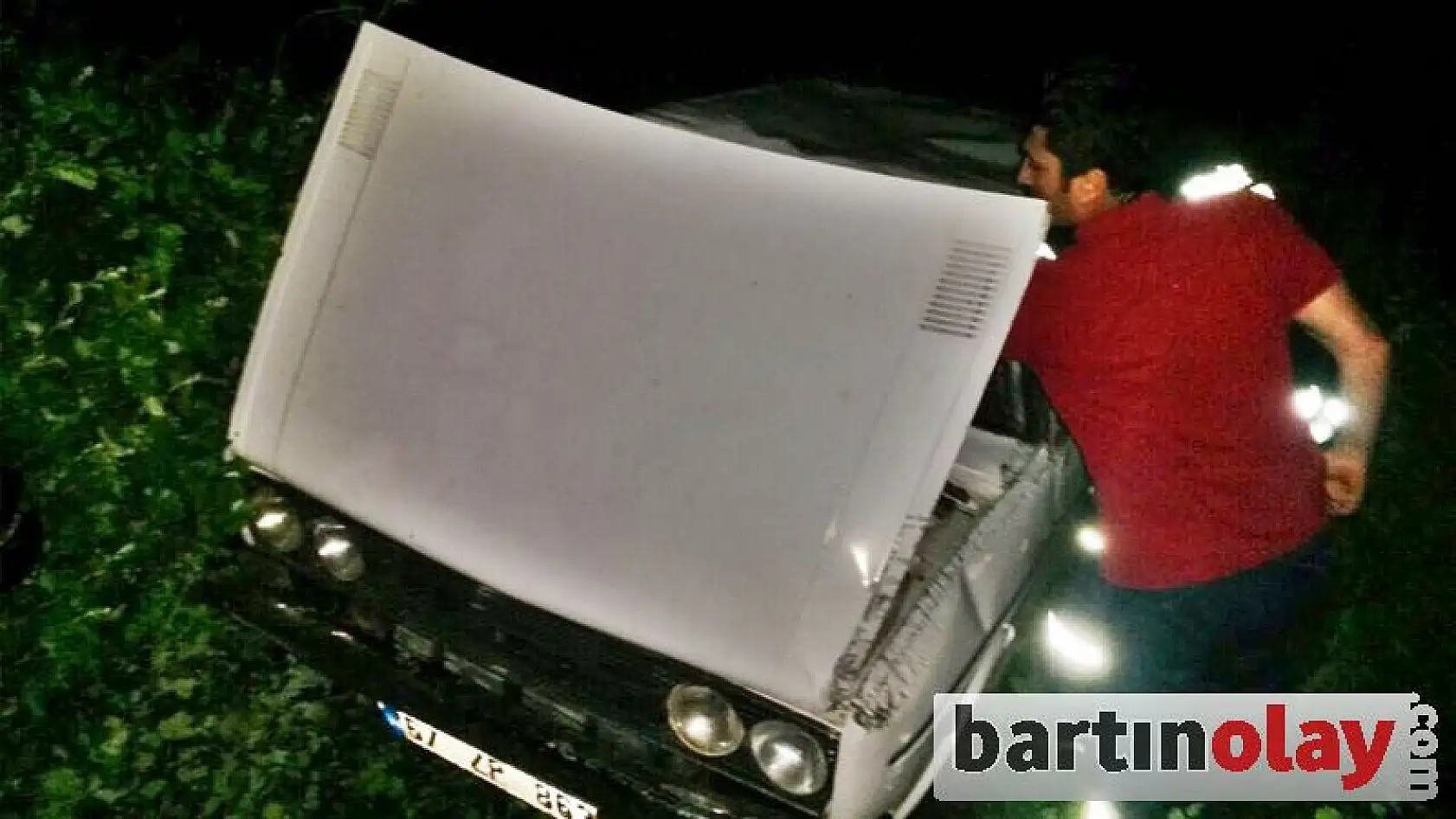 Takla atan otomobildeki sürücü sıkıştı