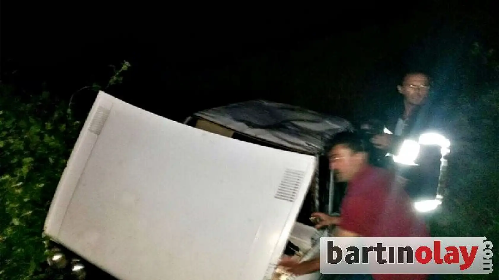 Takla atan otomobildeki sürücü sıkıştı