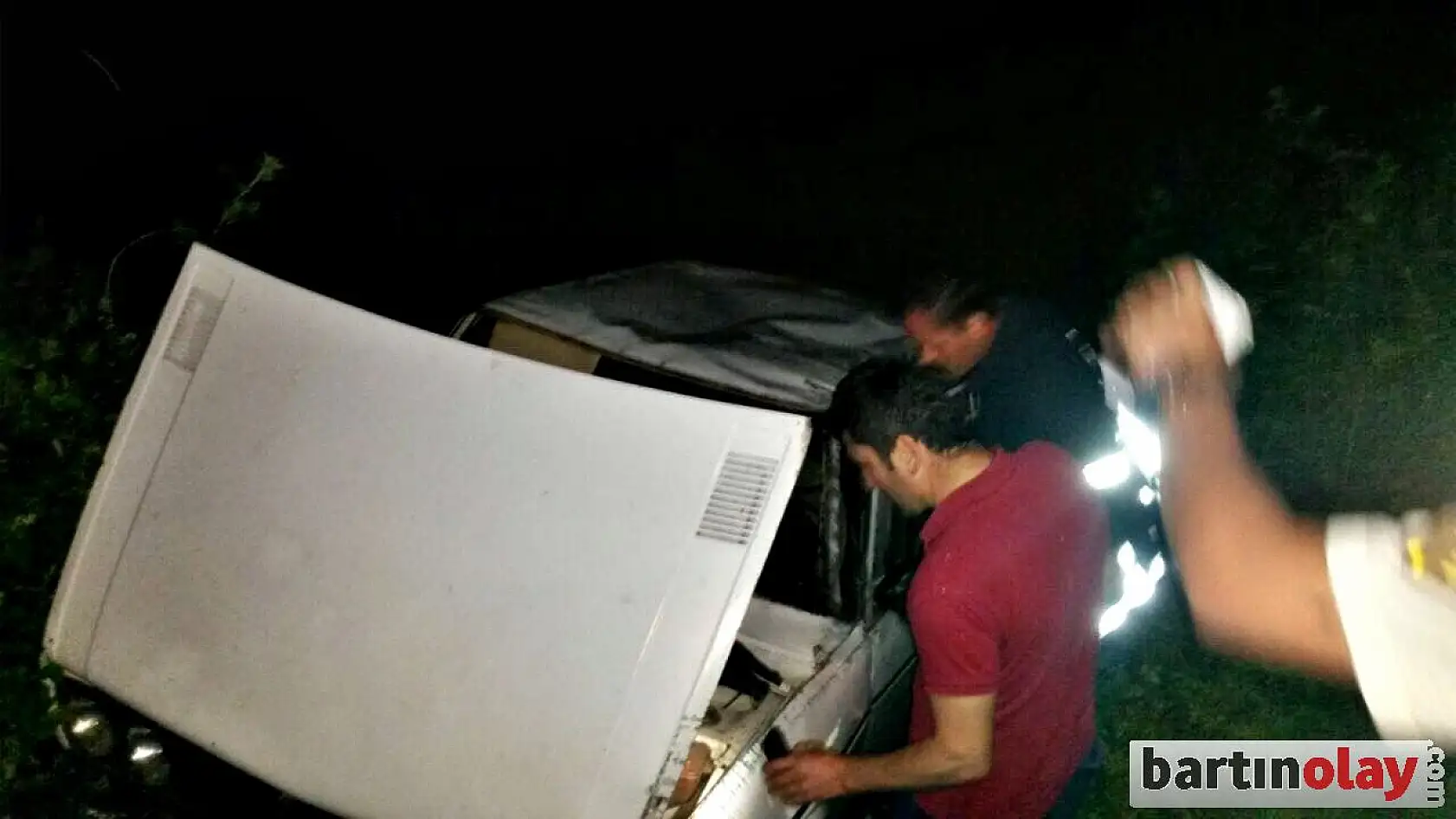 Takla atan otomobildeki sürücü sıkıştı