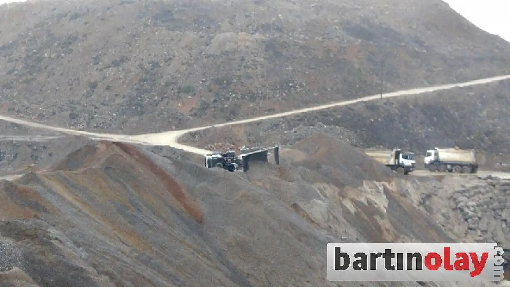 Taş ocağında kamyon devrildi