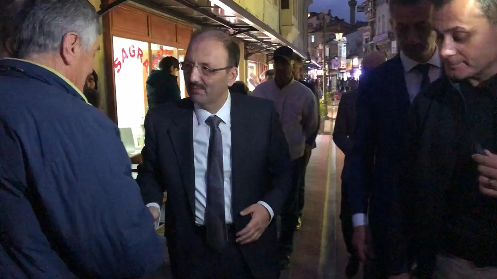 Vali gelir gelmez halkın içine girdi