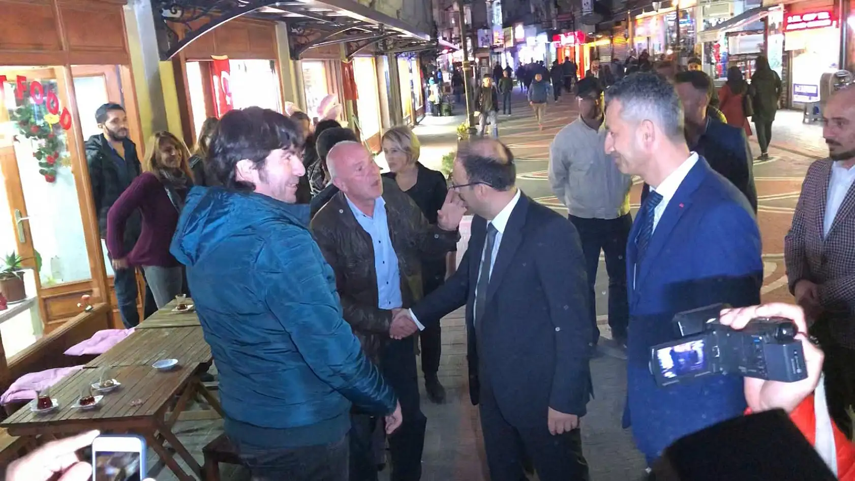 Vali gelir gelmez halkın içine girdi