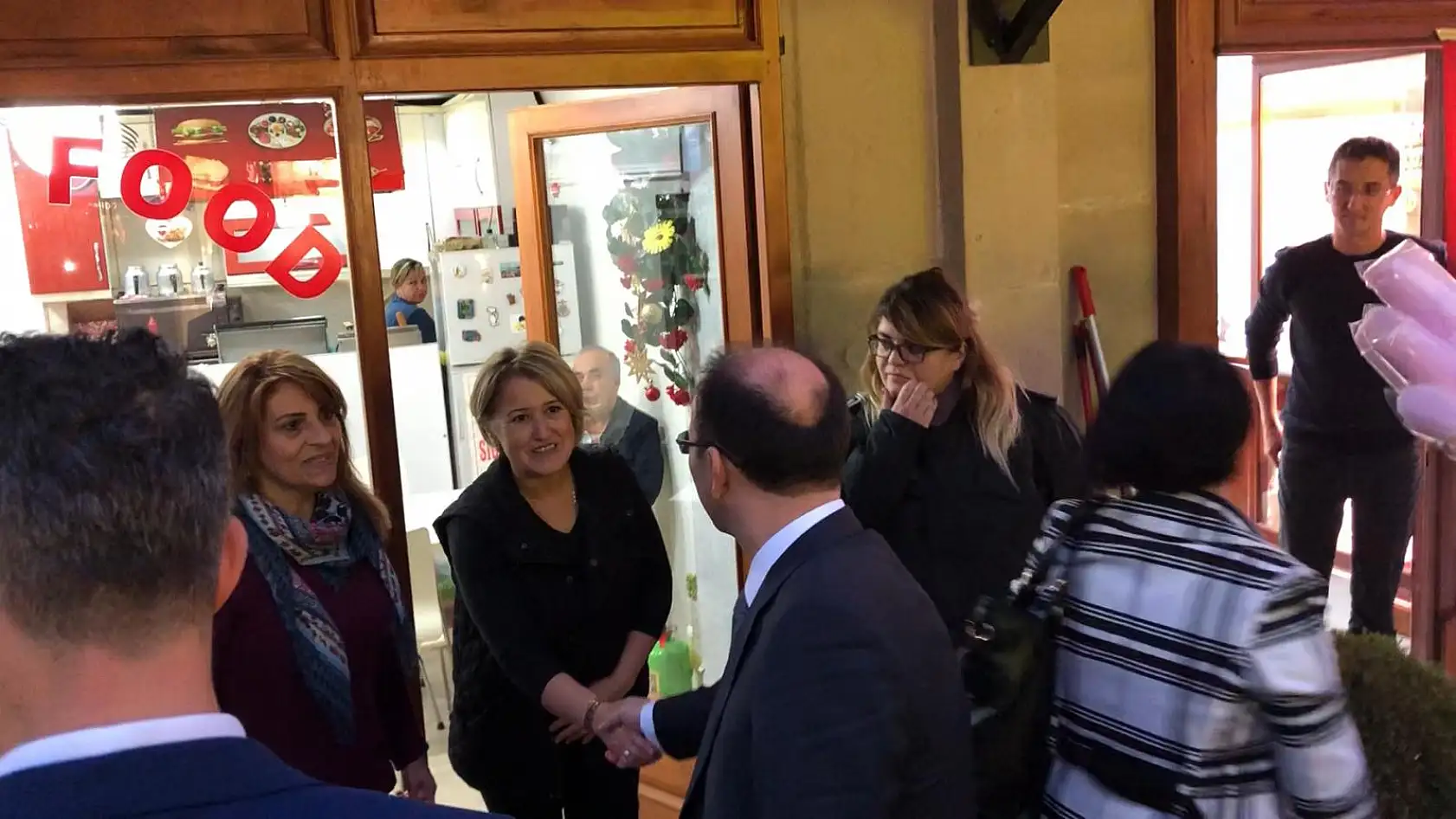 Vali gelir gelmez halkın içine girdi