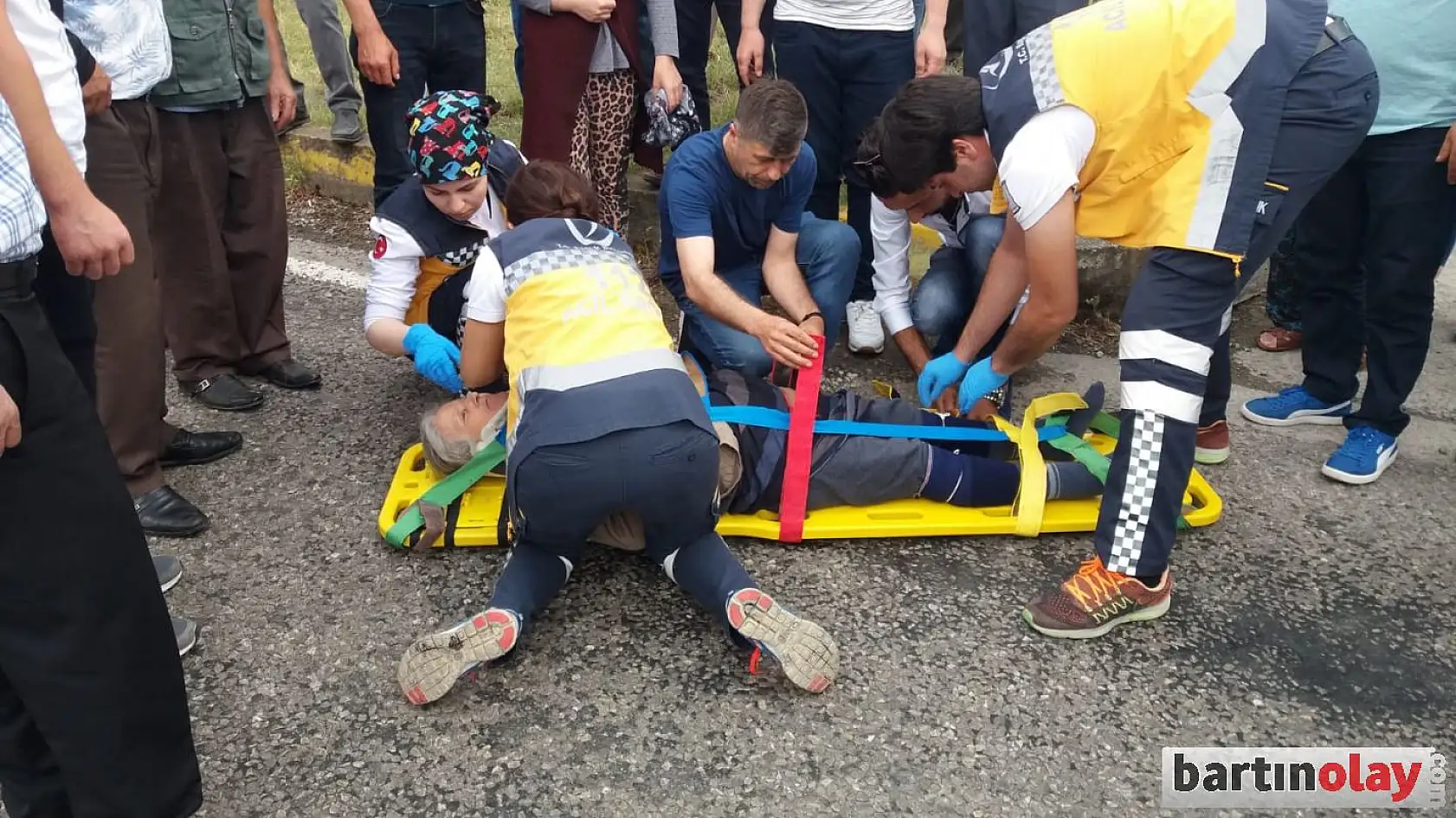 Yaşlı kadına otomobil çarptı