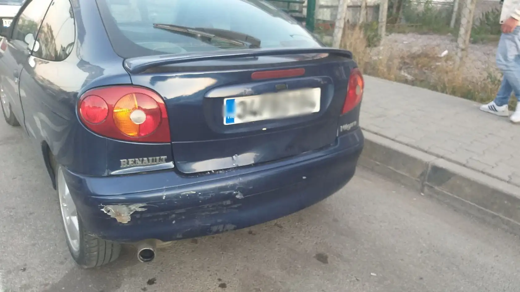 Yayaya yol veren araca arkadan vurdu