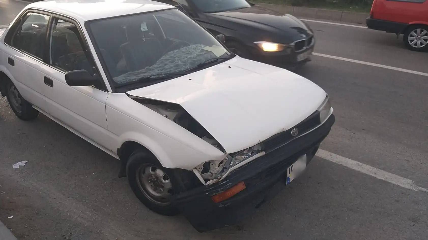 Yayaya yol veren araca arkadan vurdu