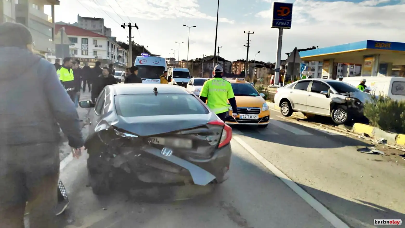 Yayaya yol veren araca çarptı