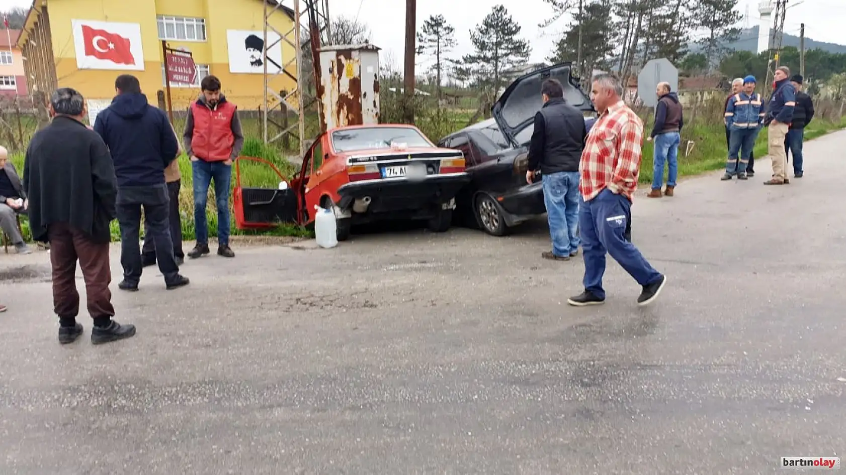 Yol ayrımında çarpıştılar