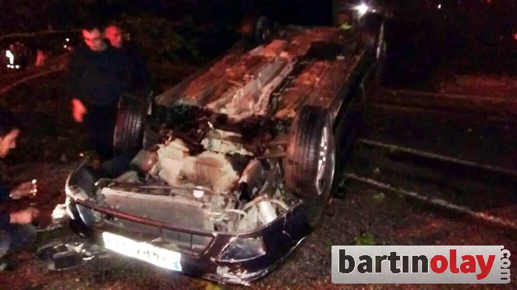 Yola Devrilen Ağaca Çarpan Otomobil ters döndü