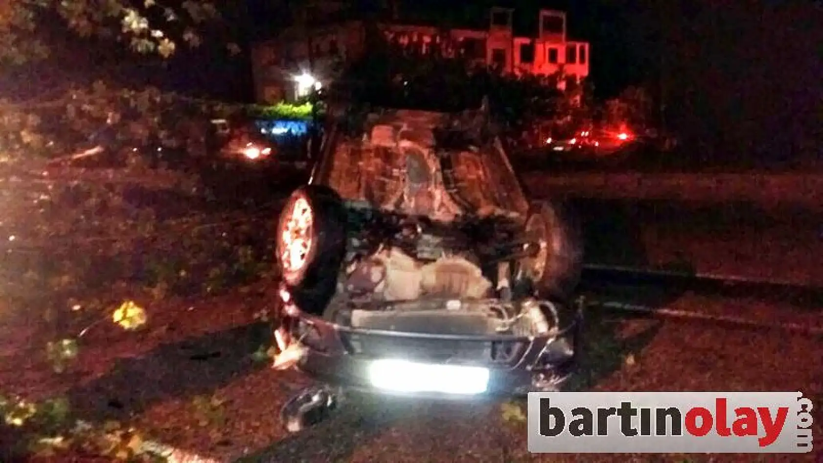 Yola Devrilen Ağaca Çarpan Otomobil ters döndü