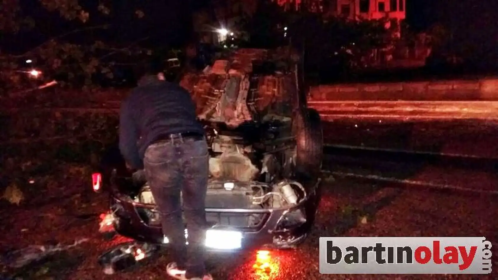 Yola Devrilen Ağaca Çarpan Otomobil ters döndü