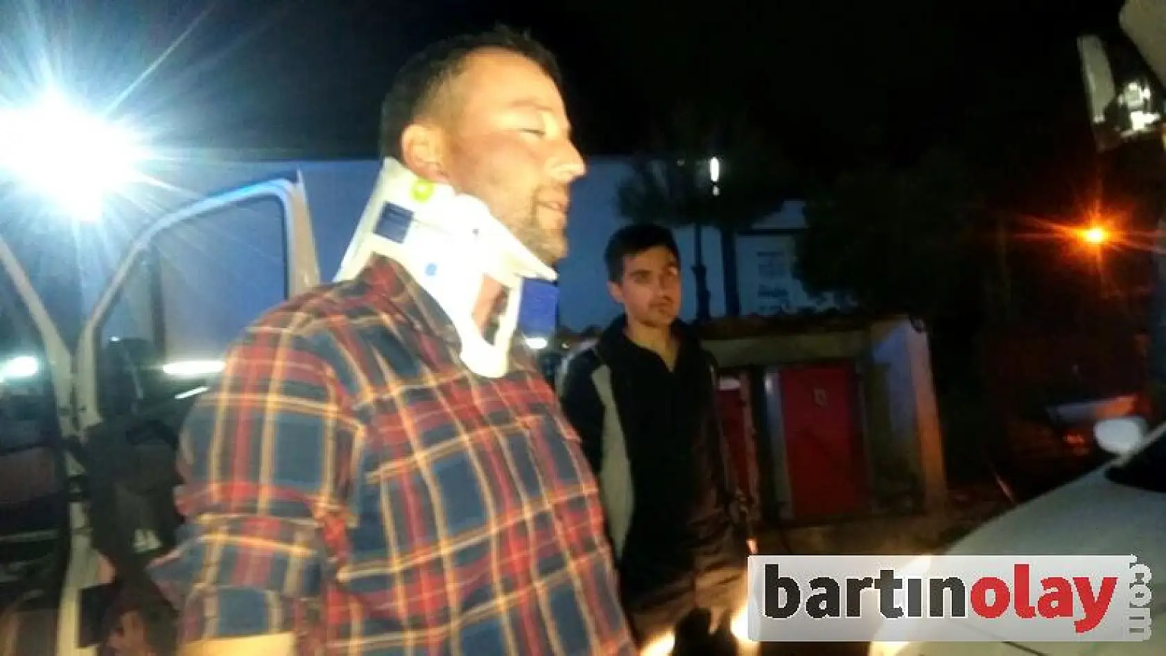 Yola Devrilen Ağaca Çarpan Otomobil ters döndü