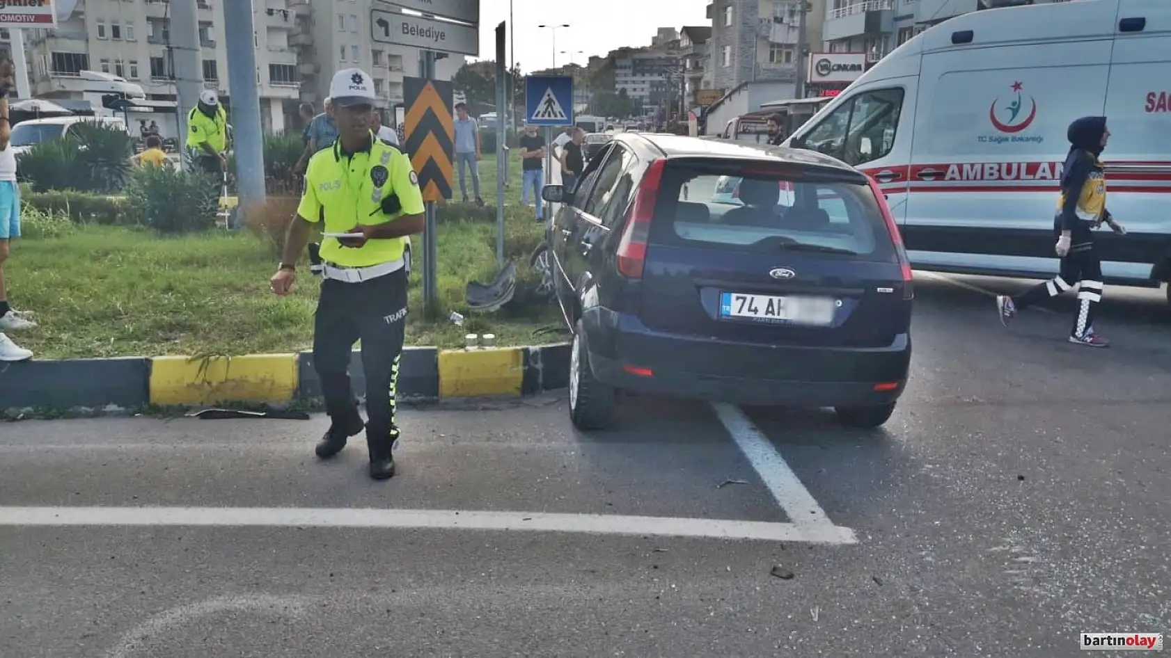 Yolcu minibüsü ile otomobil çarpıştı