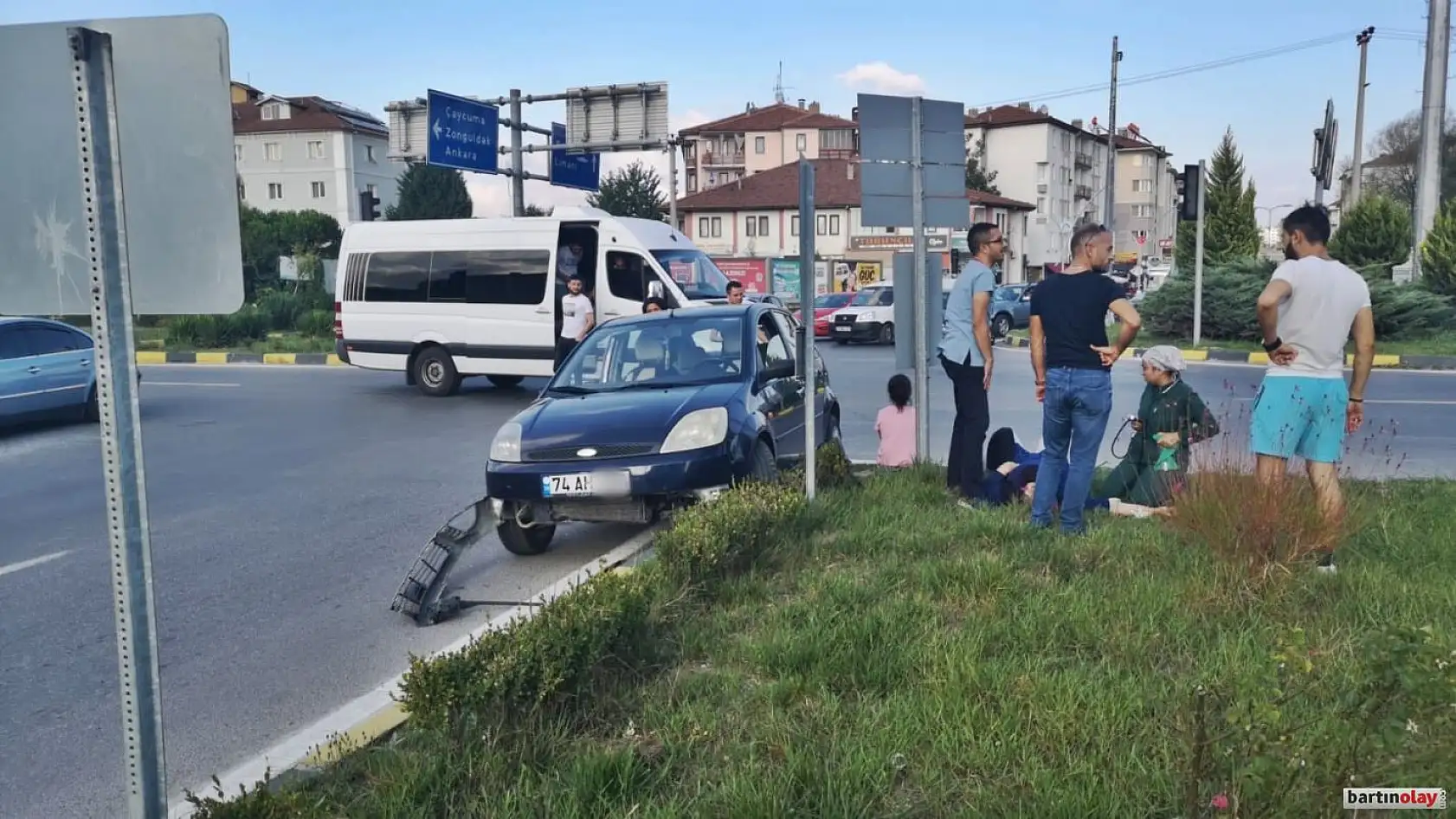 Yolcu minibüsü ile otomobil çarpıştı