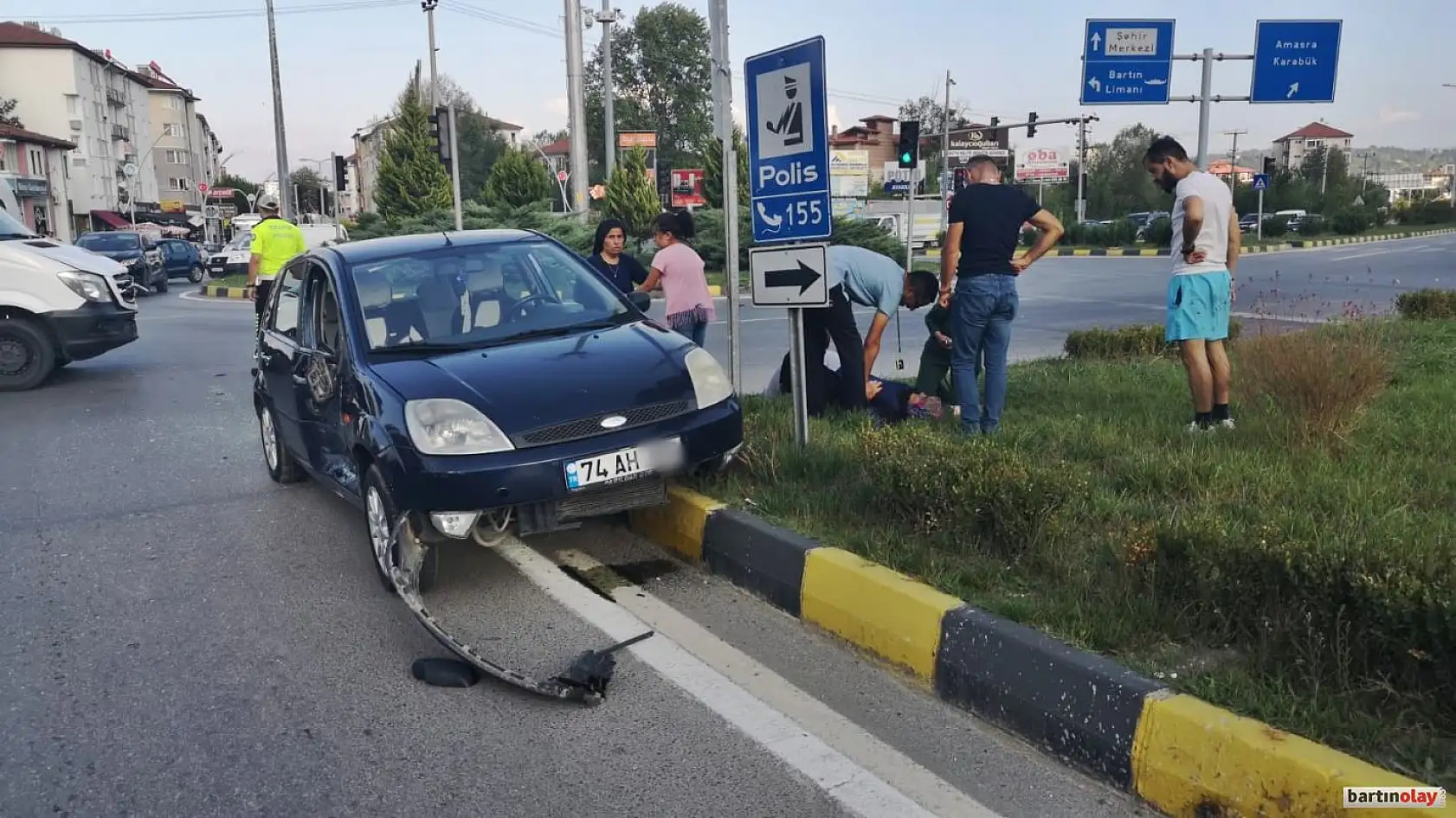 Yolcu minibüsü ile otomobil çarpıştı