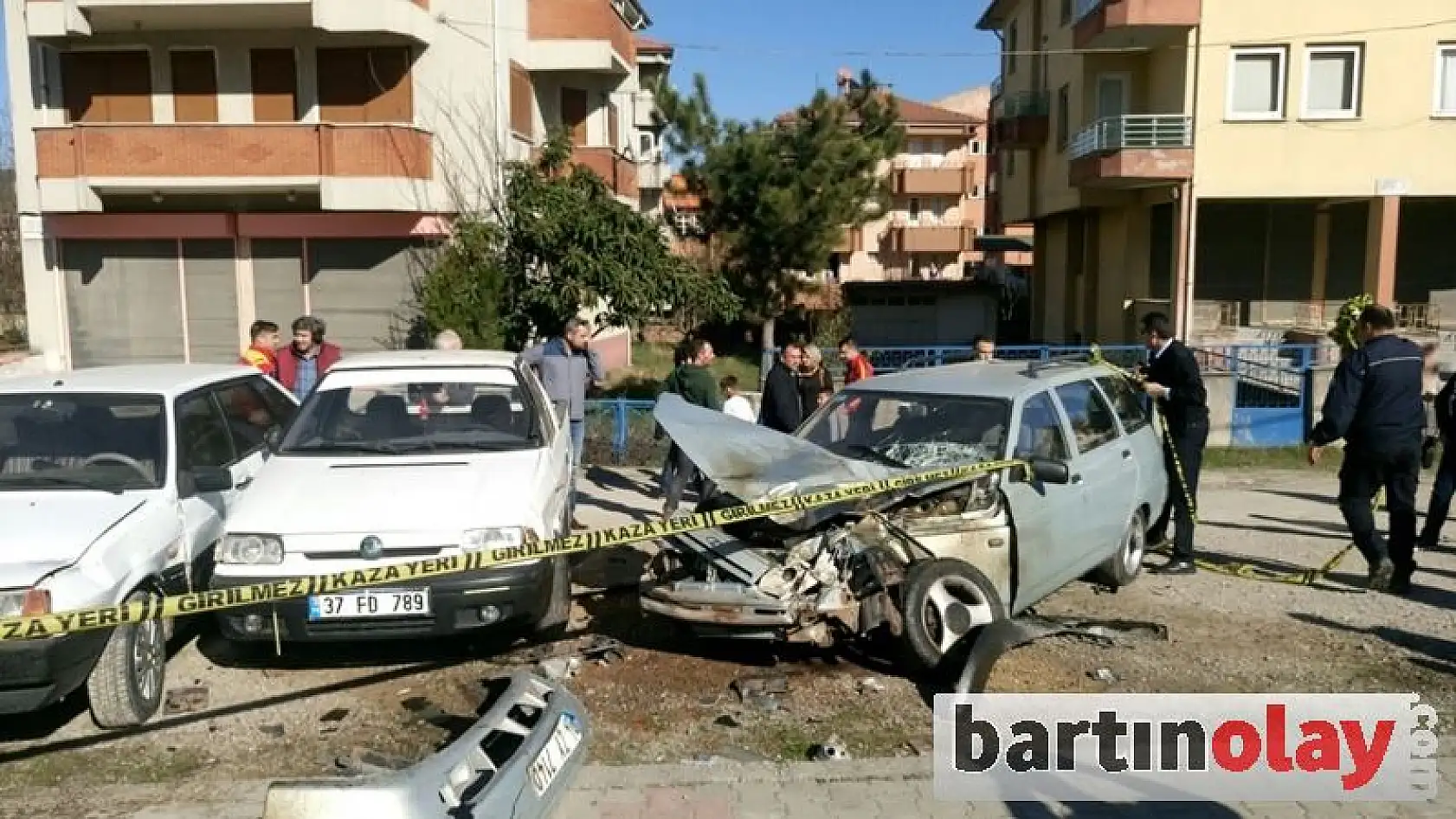Yoldan çıkan otomobilin çarptığı genç kız öldü