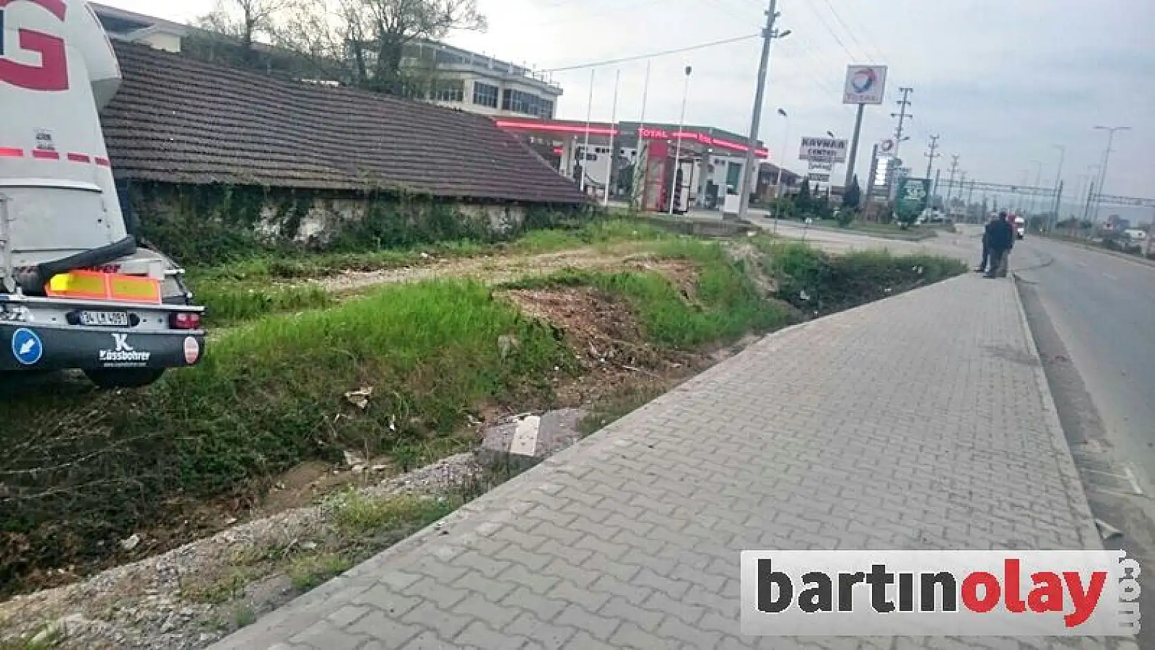 Yoldan çıkan tanker elektrik direğine çarptı