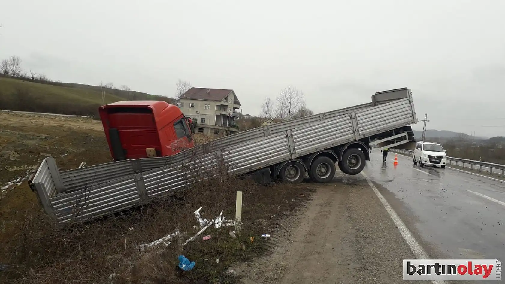 Yoldan çıkan tır şarampole devrildi