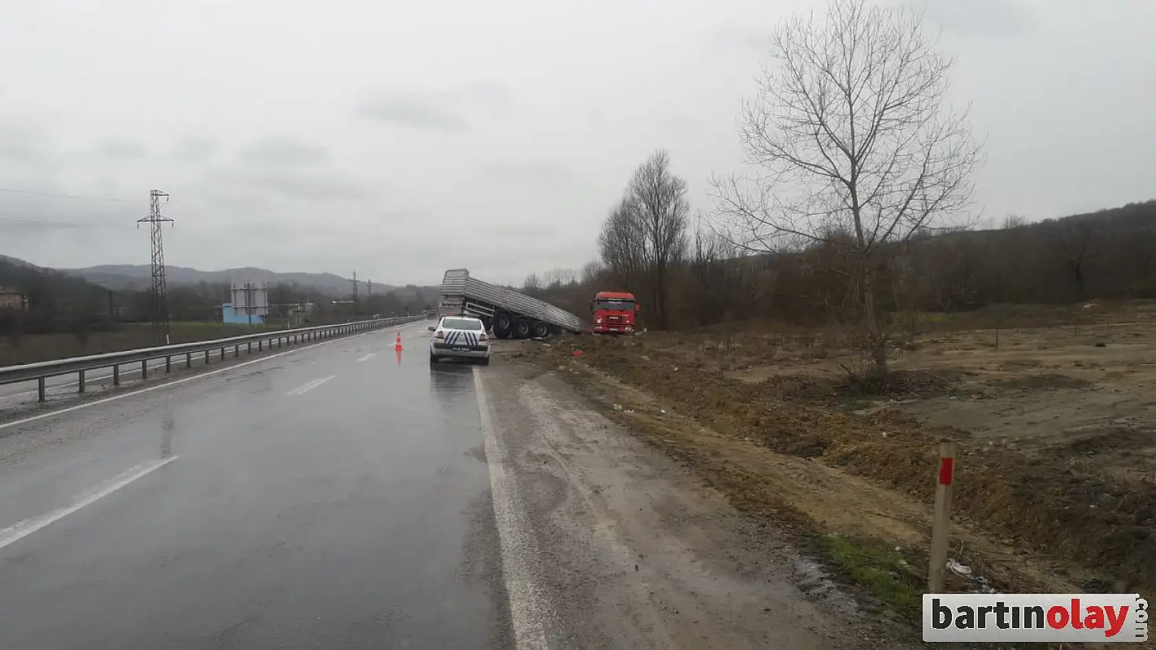 Yoldan çıkan tır şarampole devrildi