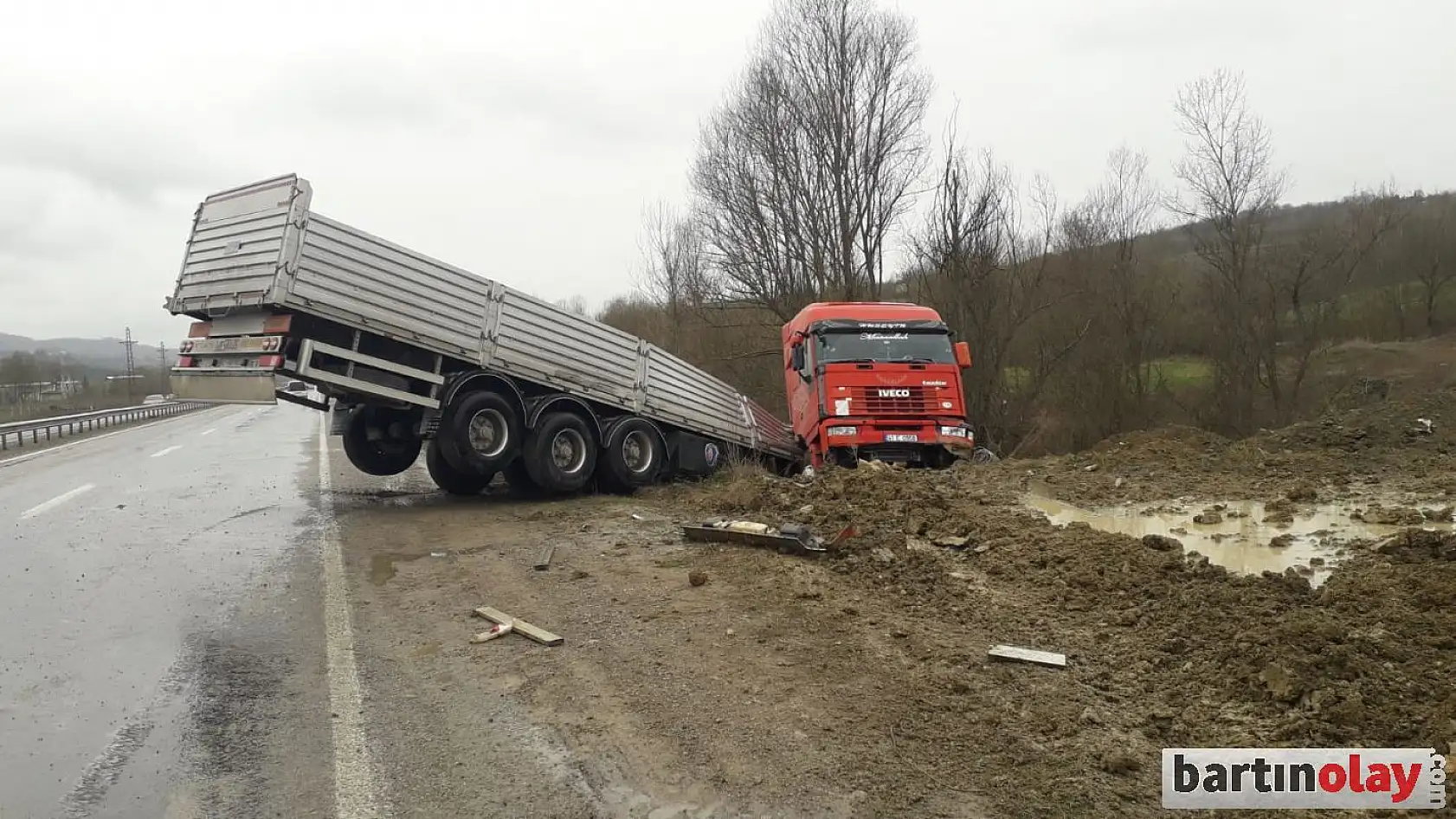 Yoldan çıkan tır şarampole devrildi