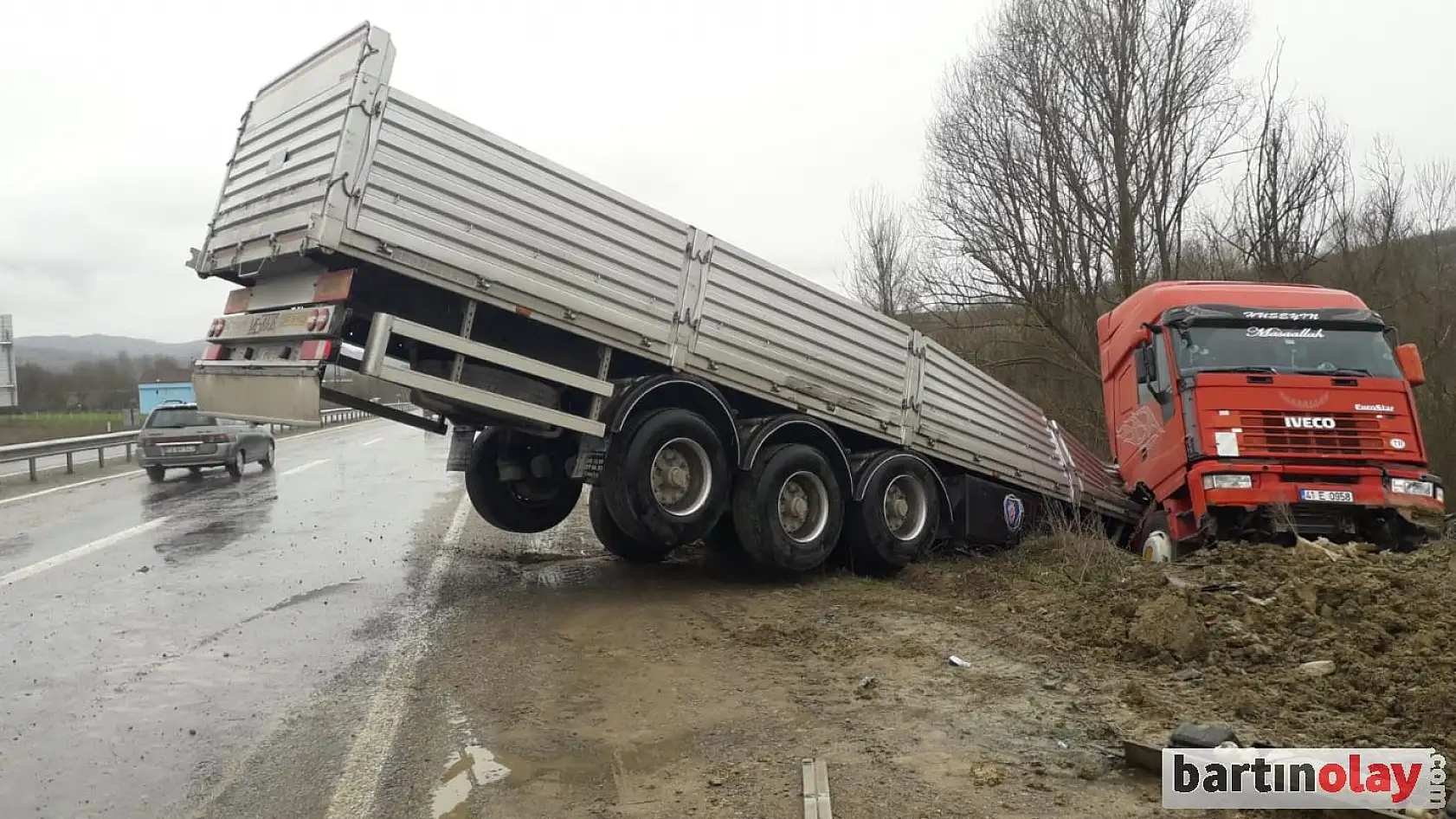 Yoldan çıkan tır şarampole devrildi