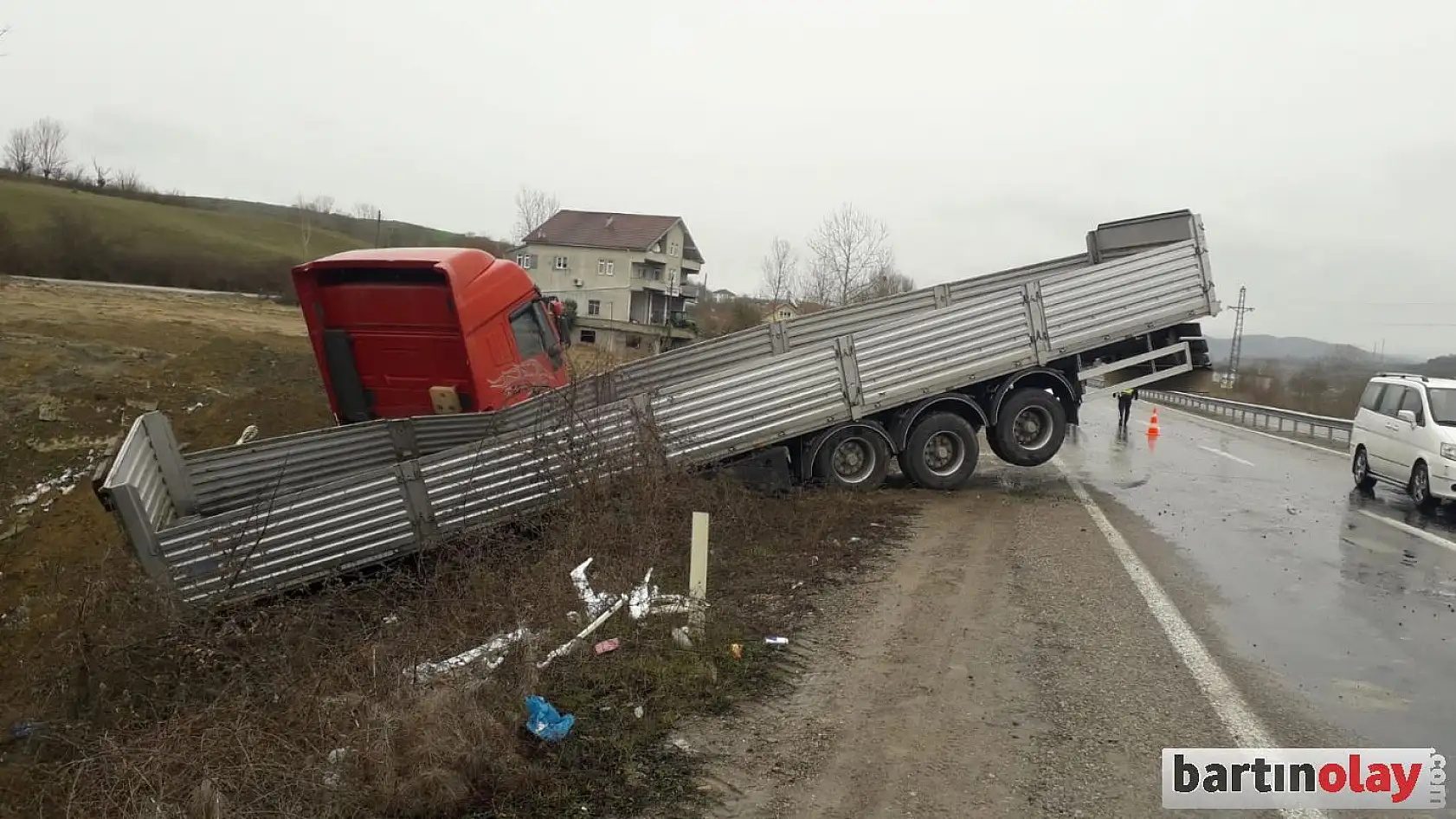 Yoldan çıkan tır şarampole devrildi
